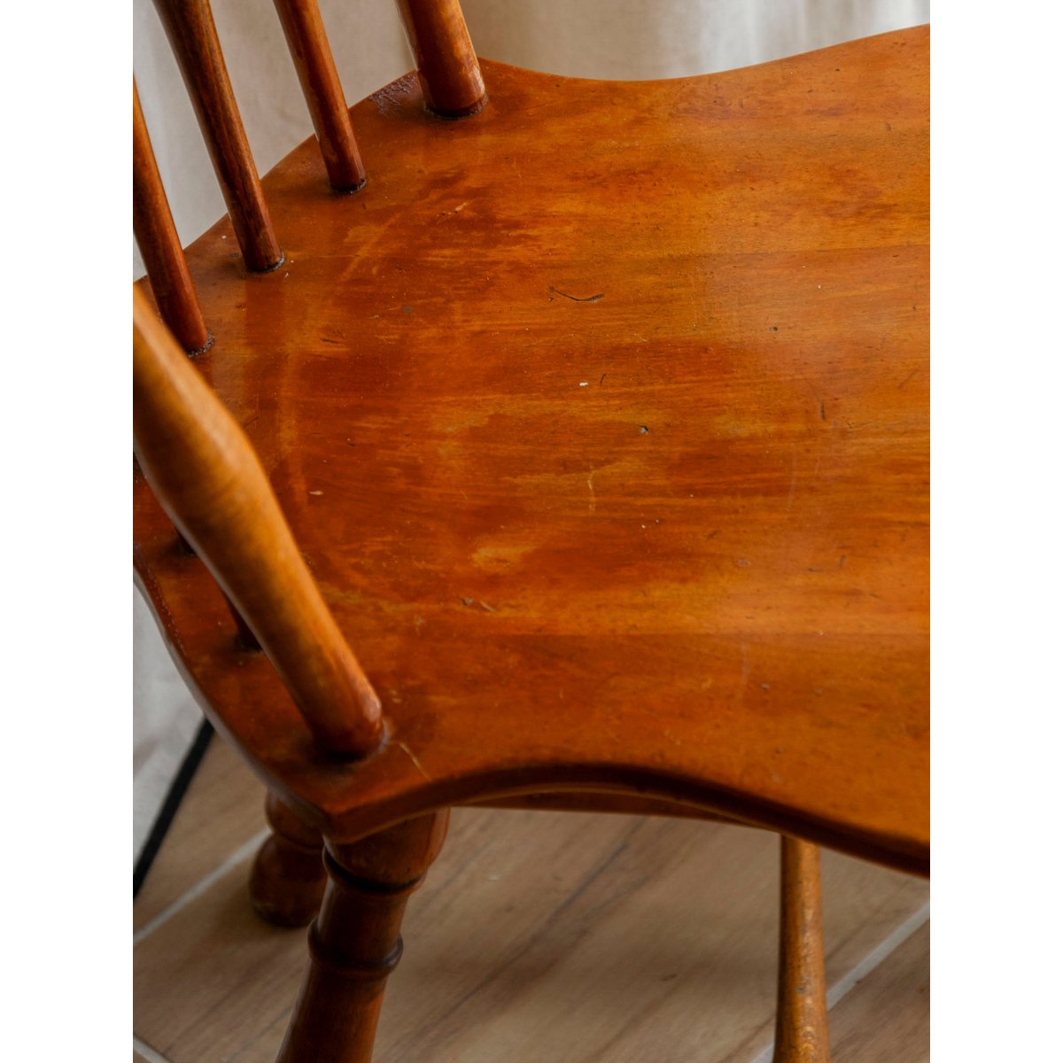 Paire de chaises au style western Claude N°1450 - Bon état bois clair, DEBONGOUT