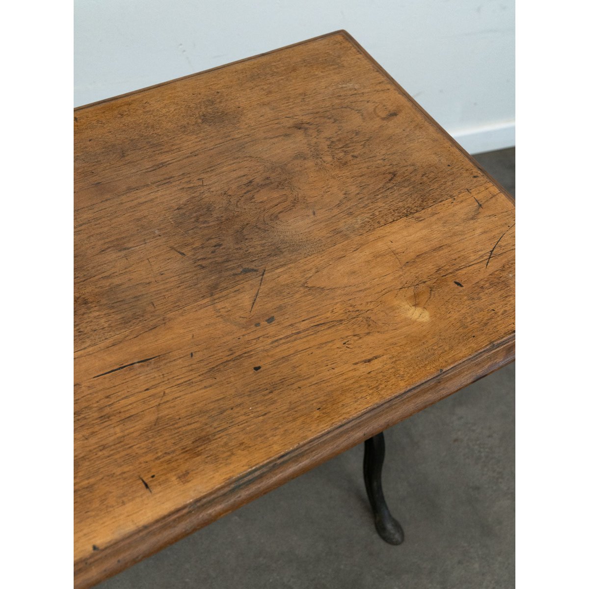 Table à manger bistrot en bois et fonte Denise N°1181 - Bon état bois foncé, DEBONGOUT