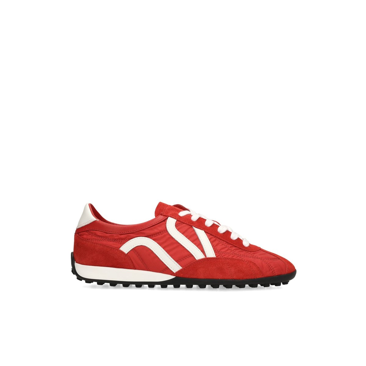 Baskets en daim rouge, SACHA