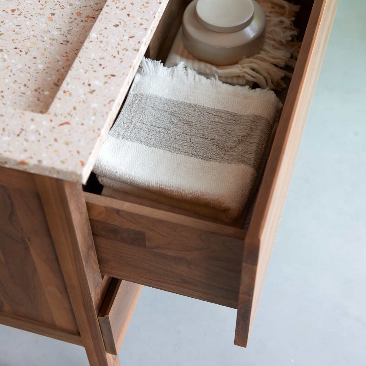 Meuble Salle De Bain en Noyer massif, EDGAR rose, TIKAMOON