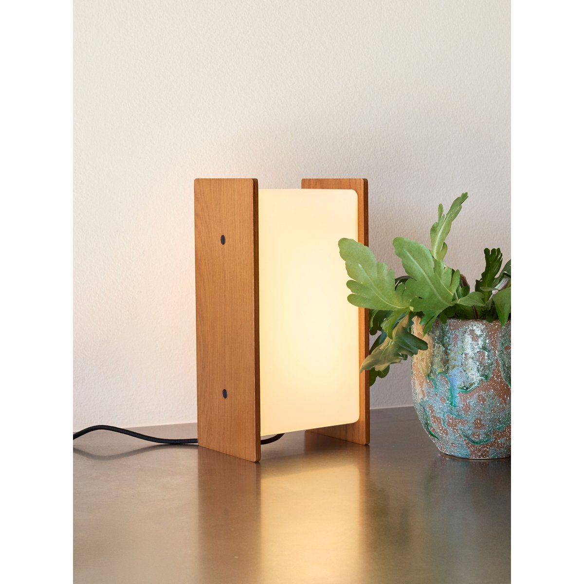 Lampe de table Oak wood Opal glass SABI bois de chêne, HUBSCH