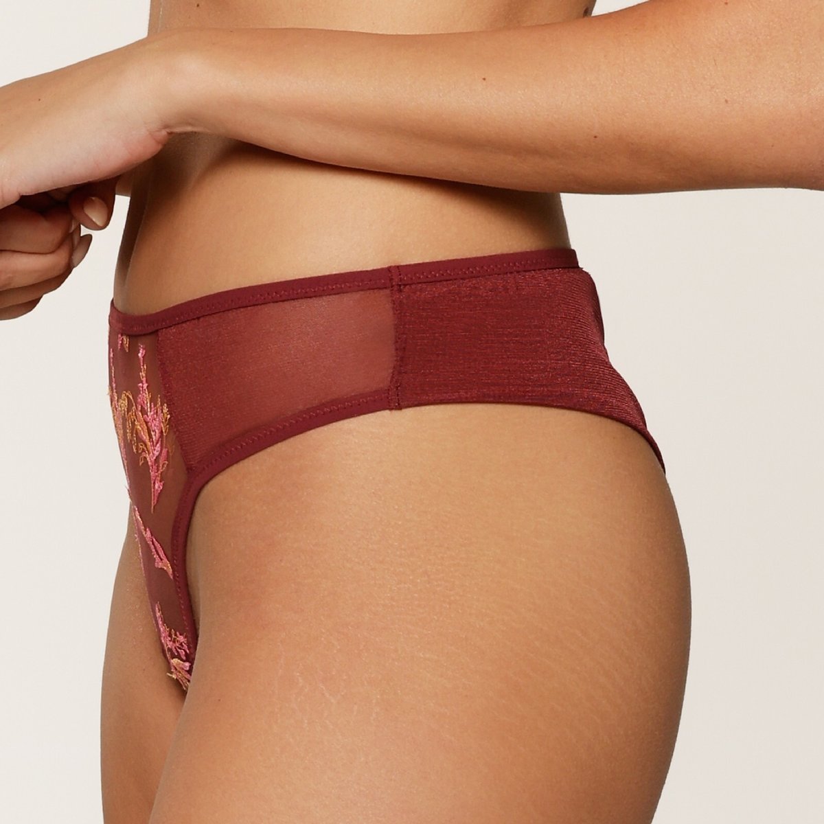 String en dentelle port, LINGADORE