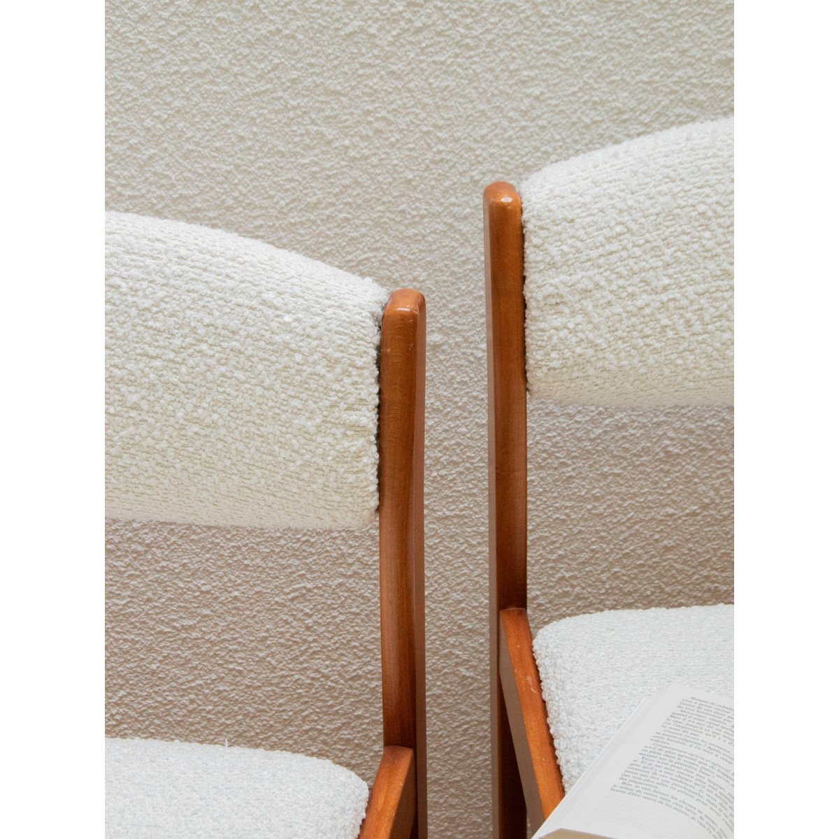 Paire de chaises en bois et tissu Alma N°1071 - Bon état bois, DEBONGOUT