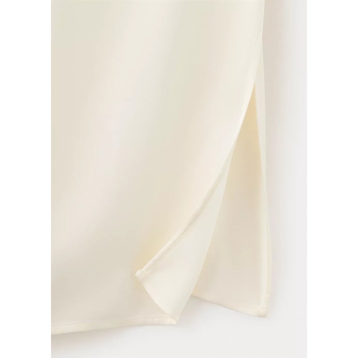 Chemise de nuit en viscose satinée avec passepoil contrasté ivoire, MANGO