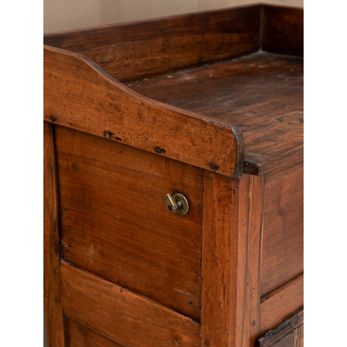 Petit buffet en noyer Gilbert N°1918 - Bon état bois foncé, DEBONGOUT