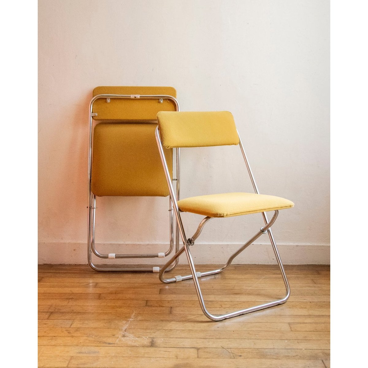 Paire de chaises jaune moutarde pliantes Alma N°1647 - Bon état jaune, DEBONGOUT