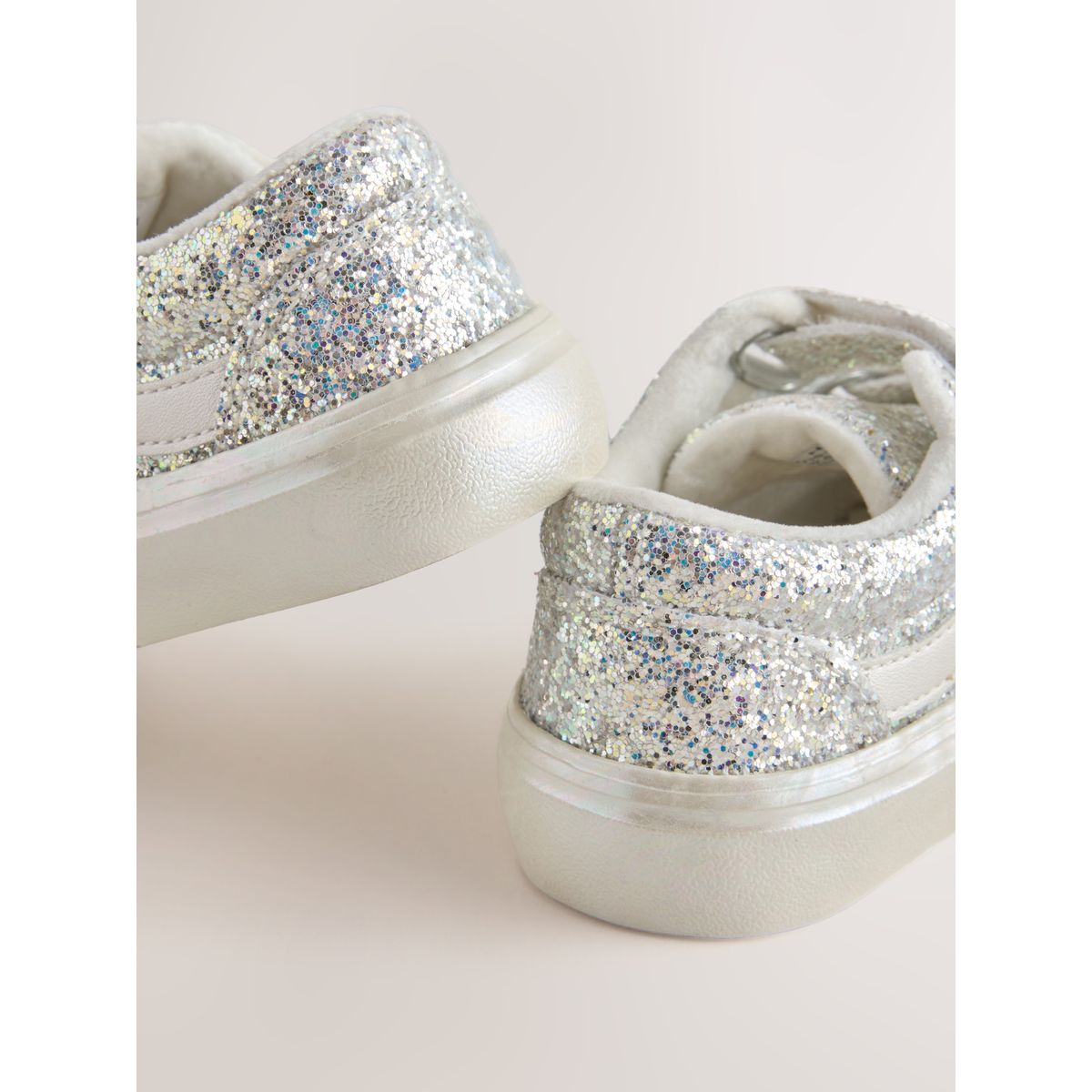 Baskets à fermeture scratch paillettes argentées/blanches, NEXT