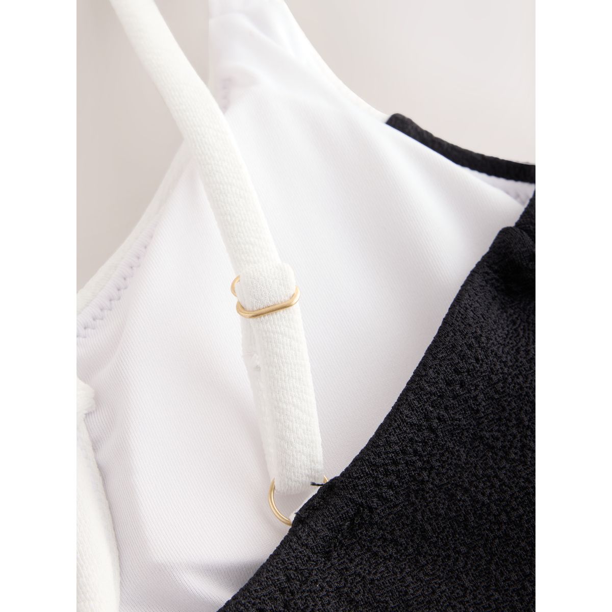 Maillot de bain à détail en u effet gainant pointes noires/crème, NEXT