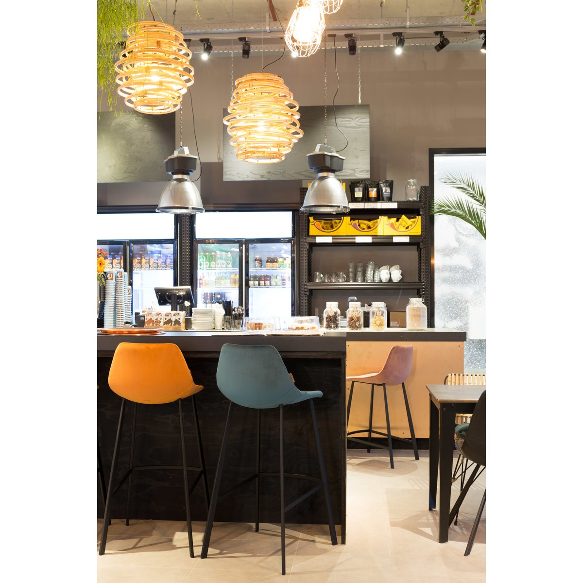 Tabouret de bar en velours Franky bleu, DUTCHBONE