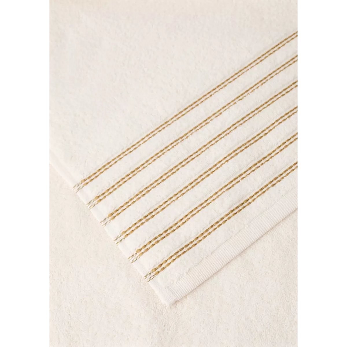 Drap de bain en coton avec détail contrasté blanc cassé, MANGO HOME