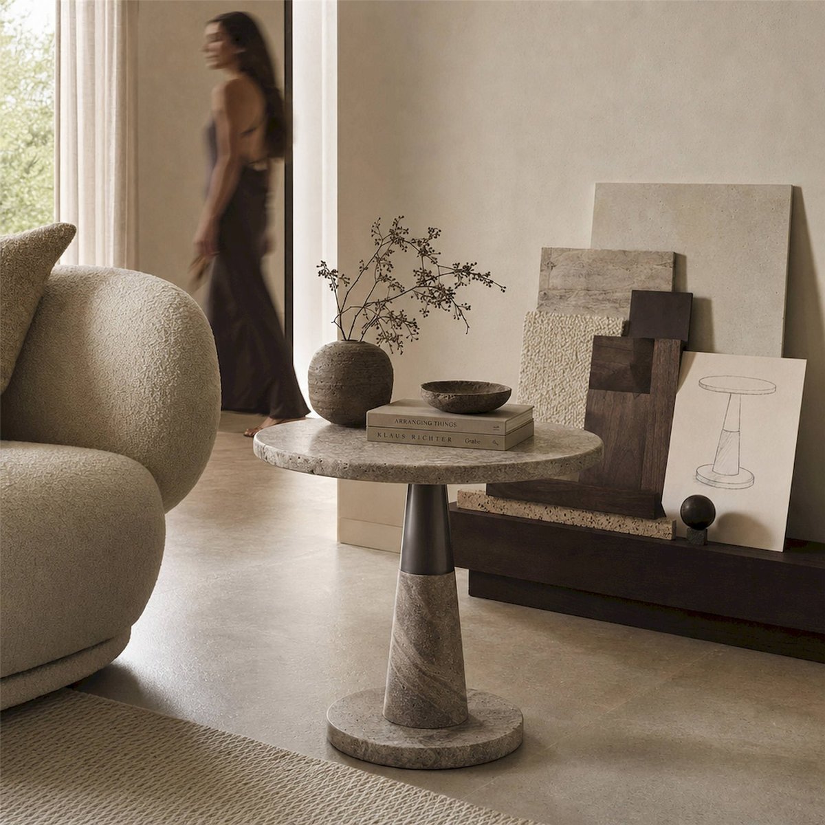 Table de bout en marbre contemporaine tons neutres veiné et argent mat, RECOLLECTION