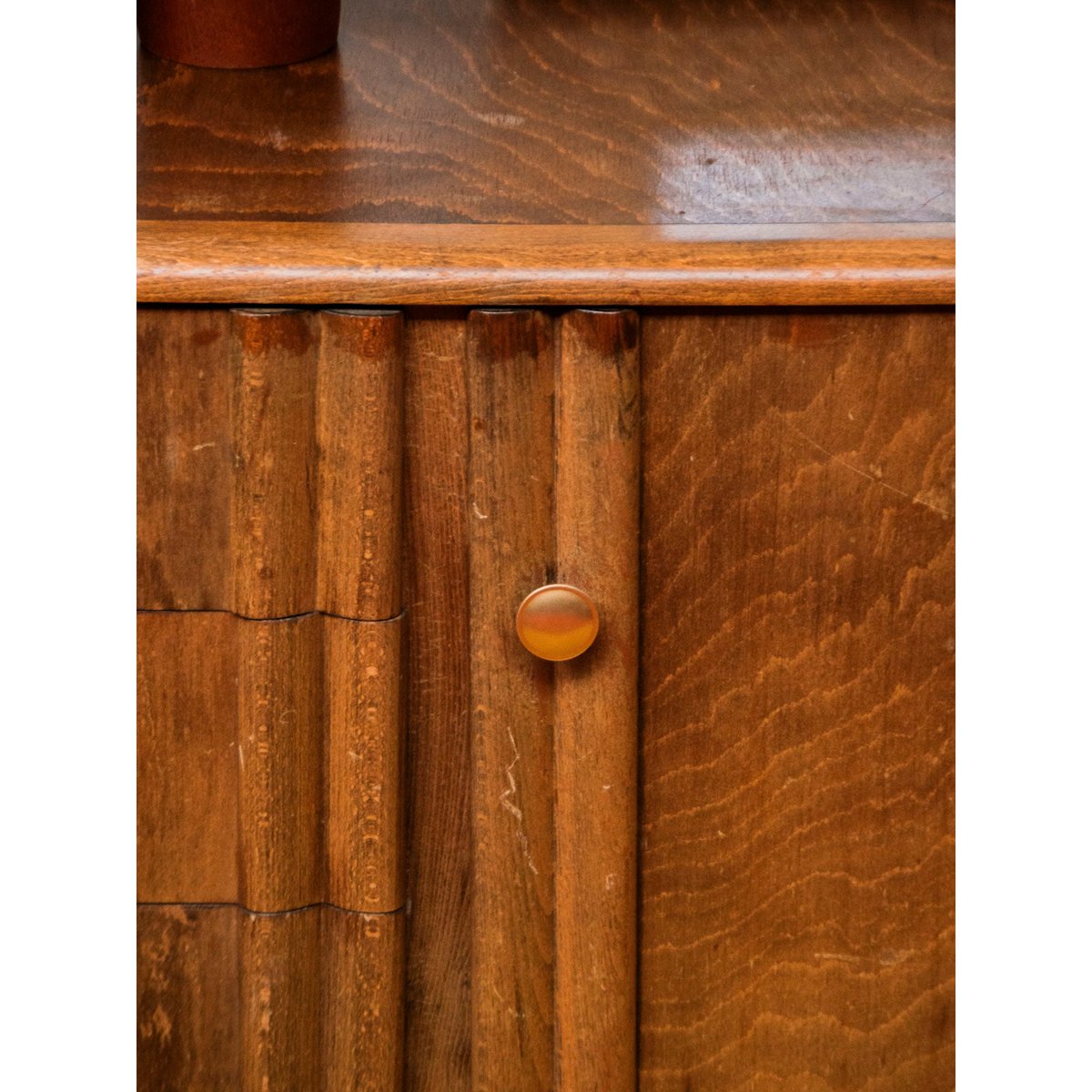 Buffet en bois foncé et doré Gilbert N°810 - Bon état bois foncé, DEBONGOUT