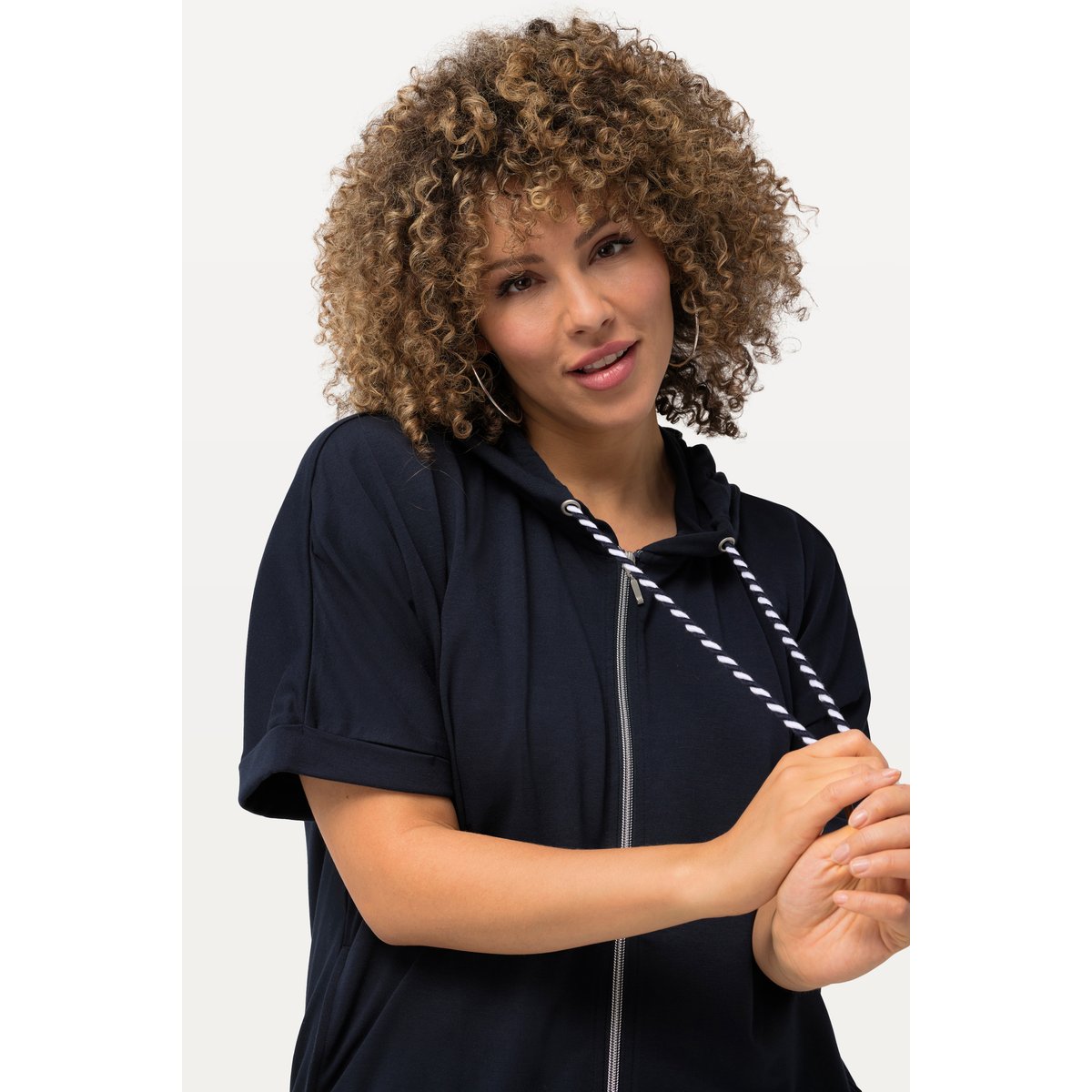 Veste à capuche oversize. Base élastique marine, ULLA POPKEN
