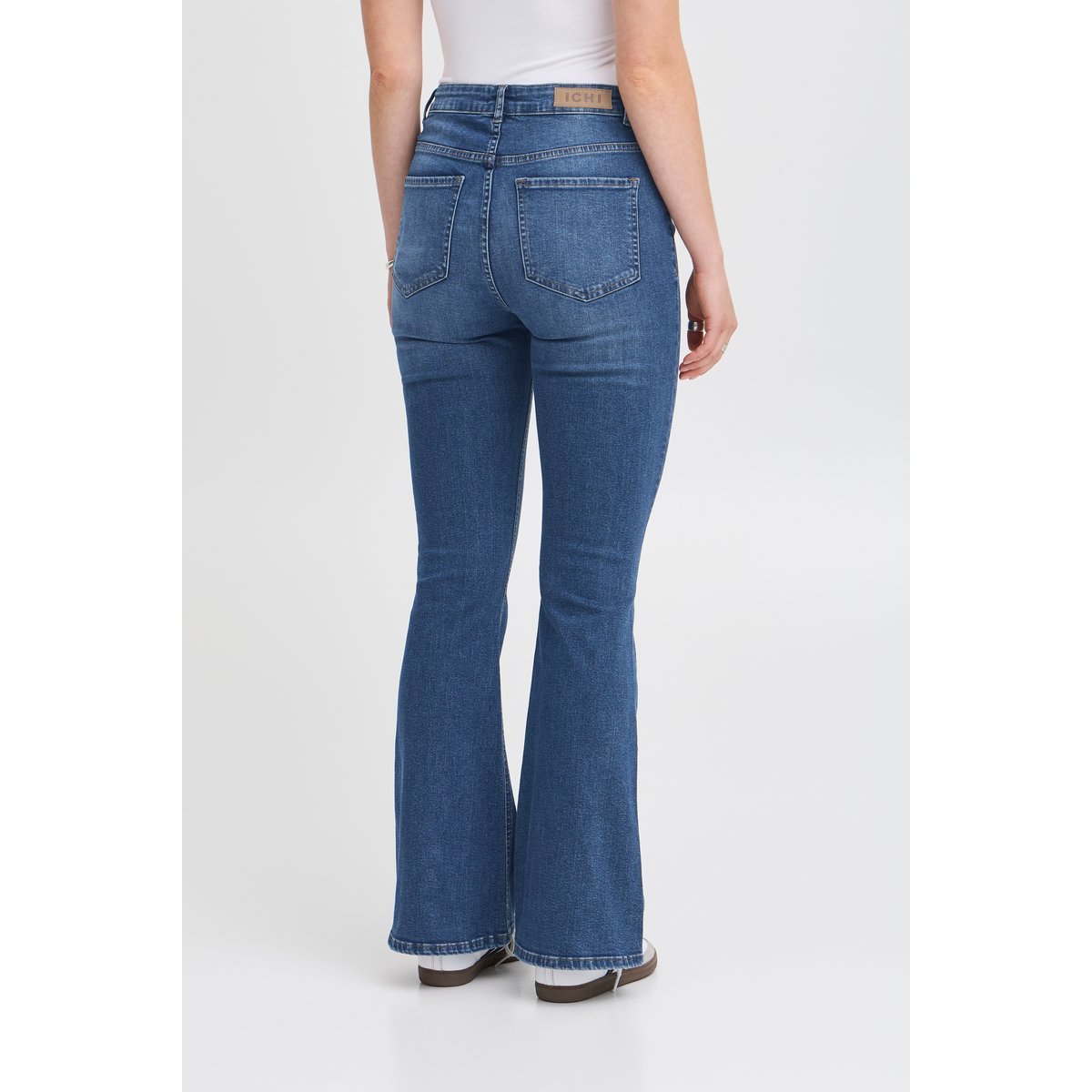 Jeans cinq poches, coupe droite évasée en bas bleu medium blue, ICHI