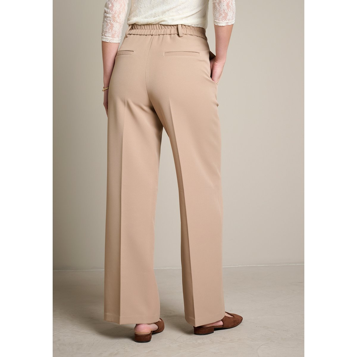 Pantalon classique coupe large en twill taupe, LOLALIZA