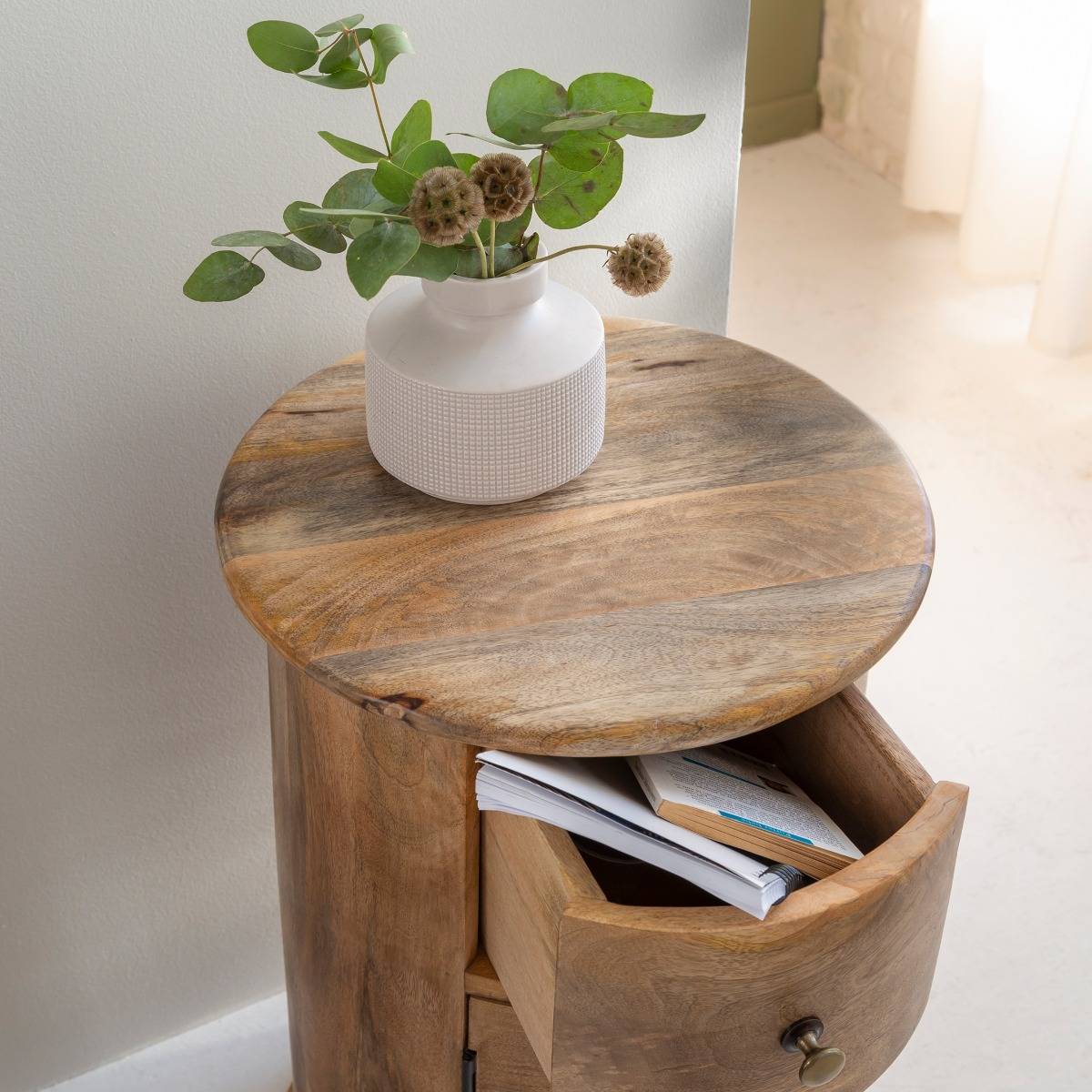 Table de chevet ronde en bois de manguier avec porte  MAËVA bois clair, MADE IN MEUBLES 