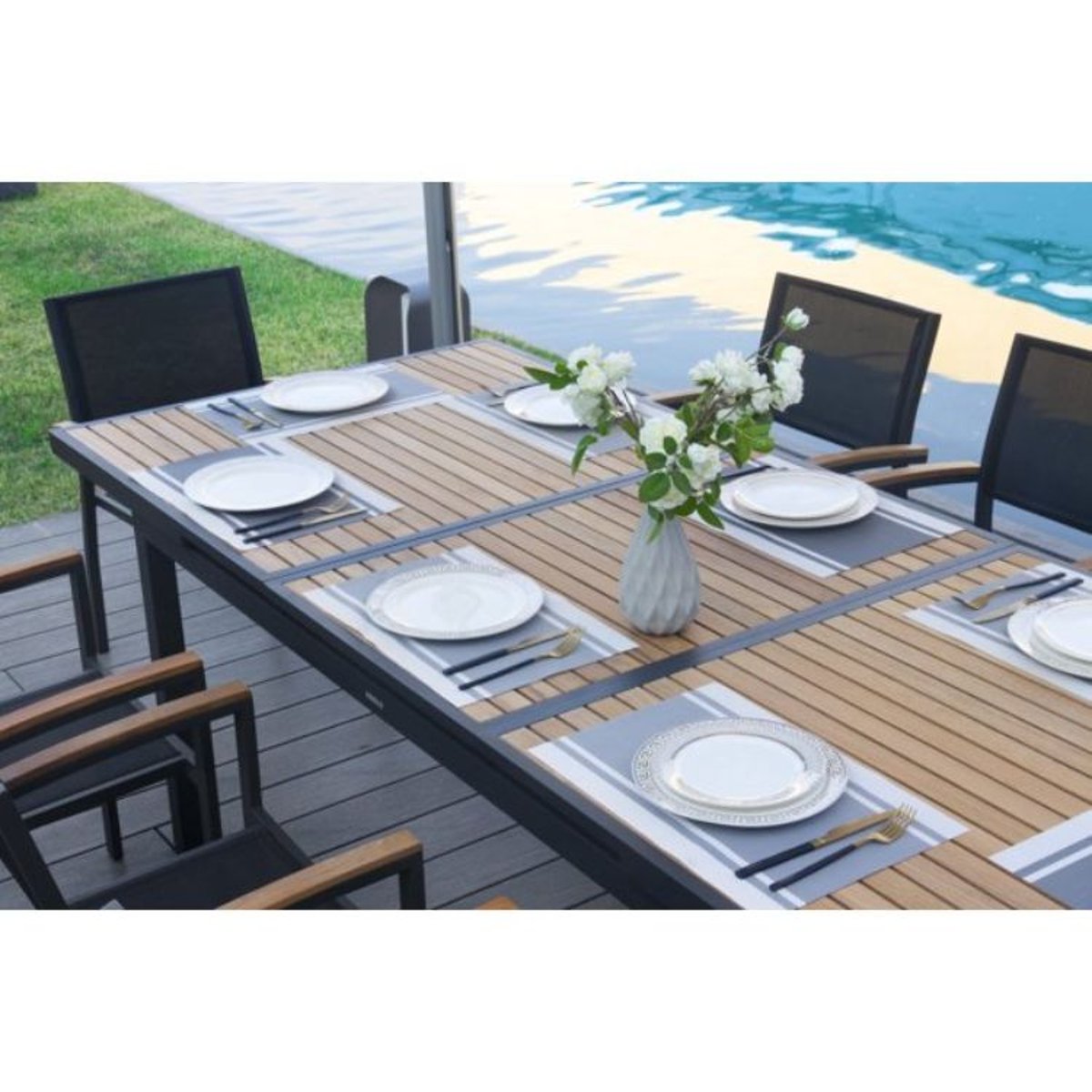Table repas extensible en aluminium et teck, TORY gris anthracite, AU JARDIN DE CHLOÉ