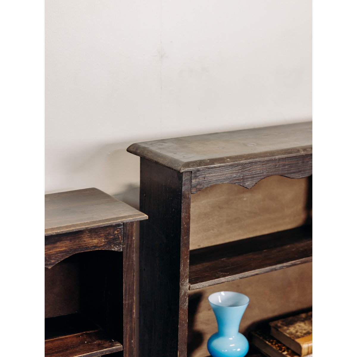 Paire d'étagère ouverte en bois foncé Gaëlle N°1568 - Bon état noir, DEBONGOUT