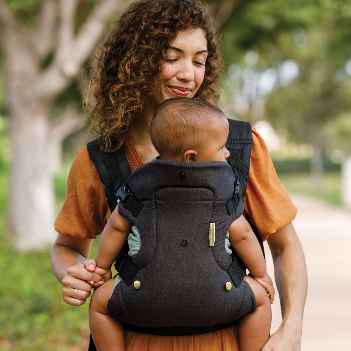 Porte bébé flip 4 en 1 denim noir, INFANTINO