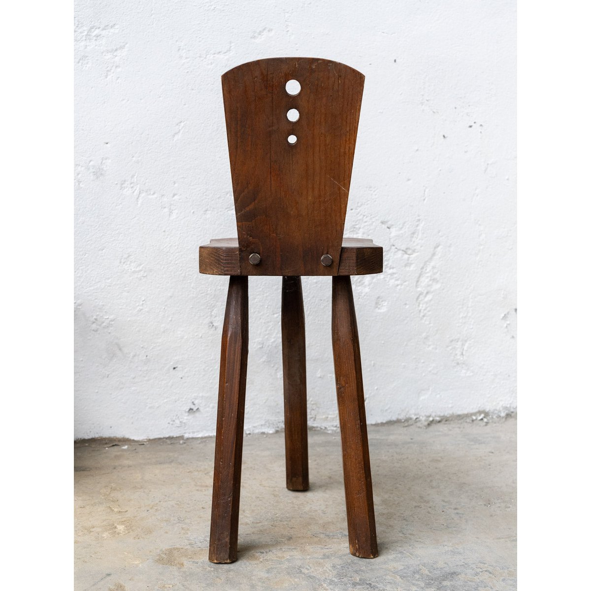 Chaise primitive en bois massif Claude N°1697 - Bon état bois foncé, DEBONGOUT