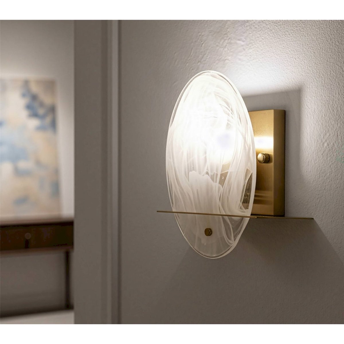 Applique murale en verre socle en fer GLAM or et verre opalin, RECOLLECTION