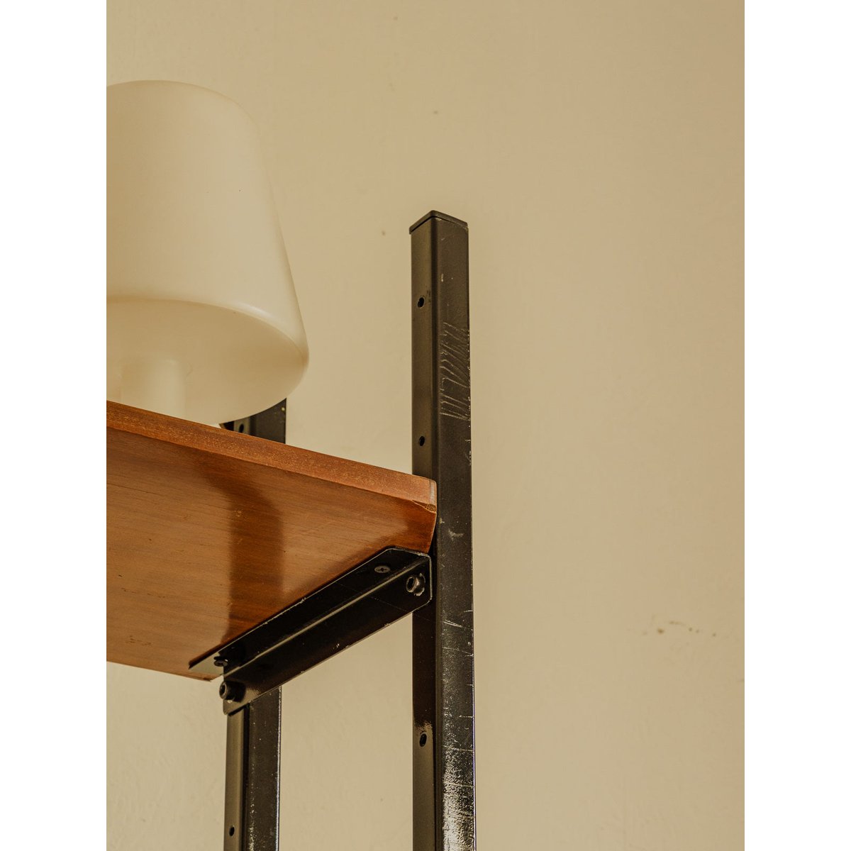 Bibliothèque en bois et métal noir Madeleine N°752 - Bon état bois foncé, DEBONGOUT