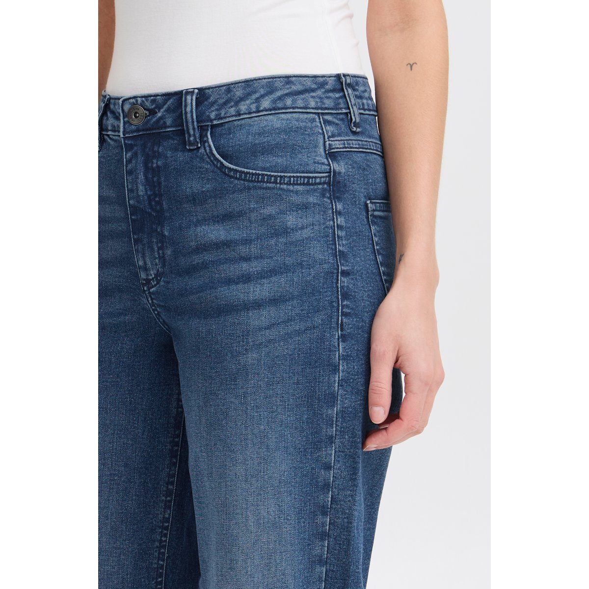 Jean à jambe droite avec cinq poches, taille mi-haute bleu medium blue, ICHI
