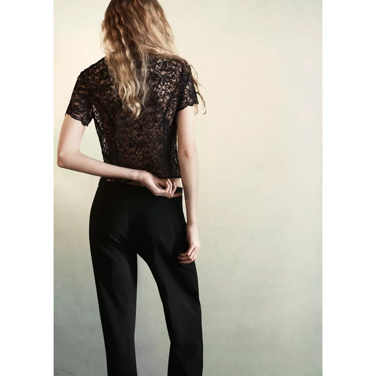 Blouse en dentelle à manches courtes noir, MANGO