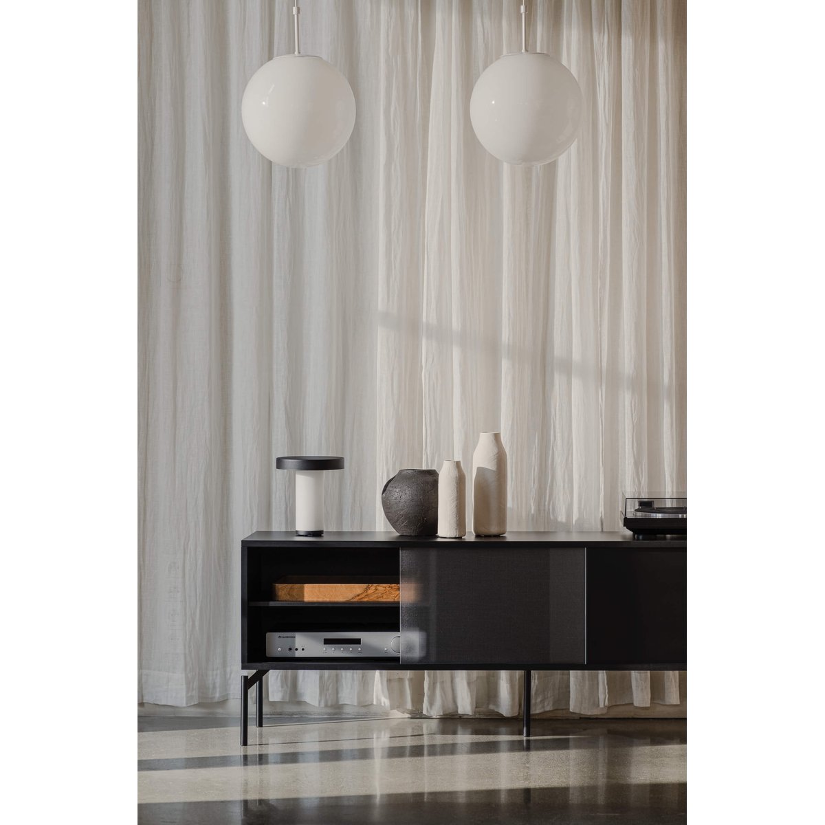 Meuble TV multi matière avec porte en verre texturé transparent MET noir charbon, NOO.MA