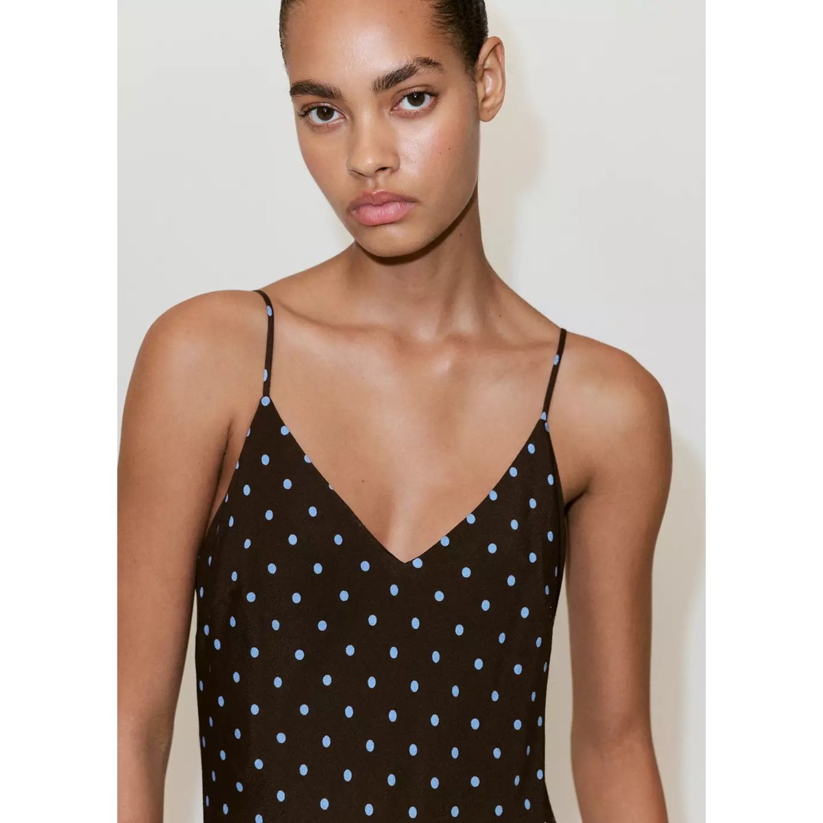 Robe imprimée à col en V chocolat, MANGO