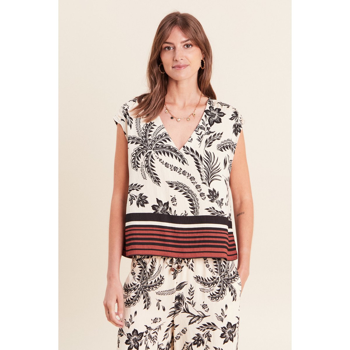 Blouse col v manches courtes fluide noir, BREAL