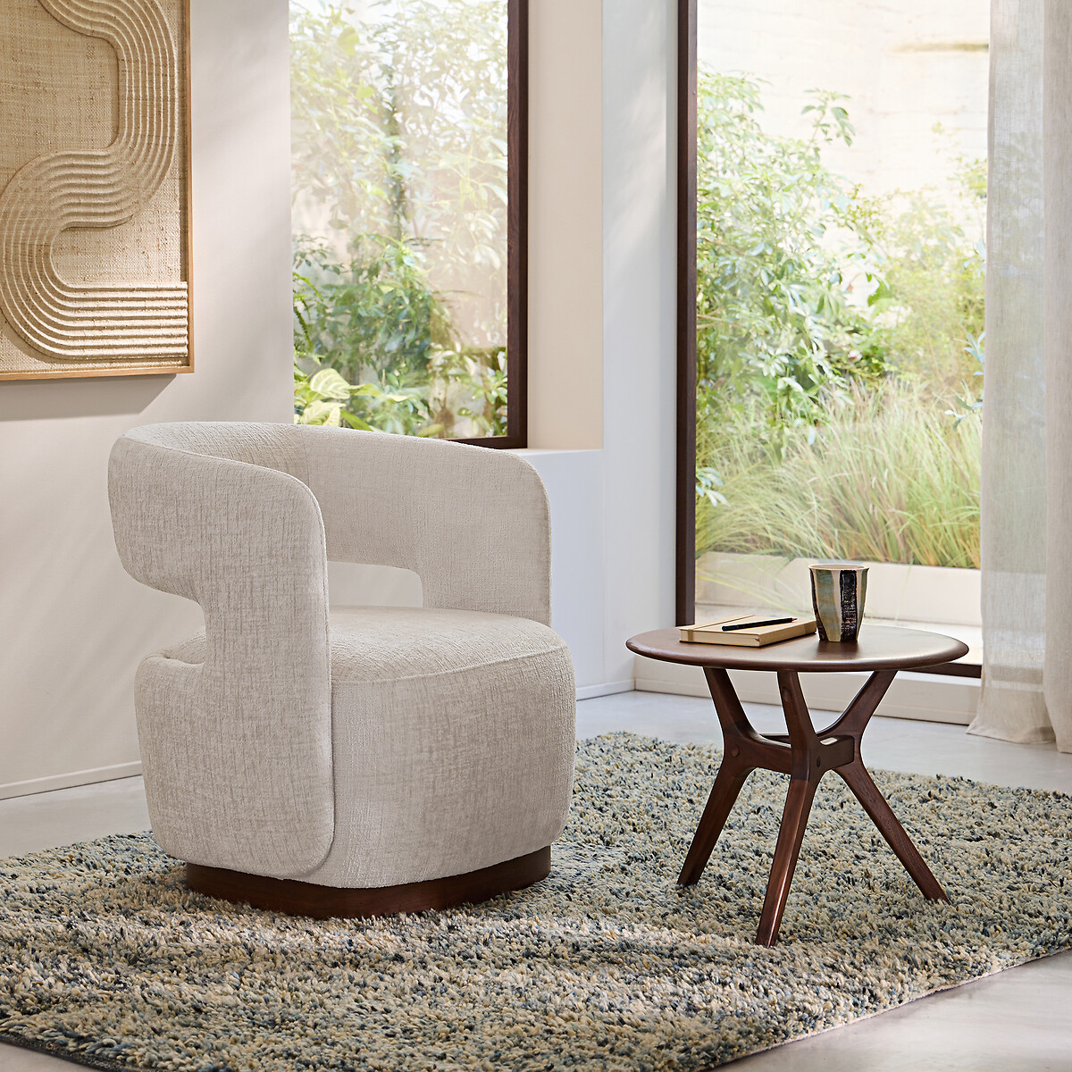 Sillón giratorio de terciopelo texturizado con base de chapa de nogal, JESPER crema, AM.PM
