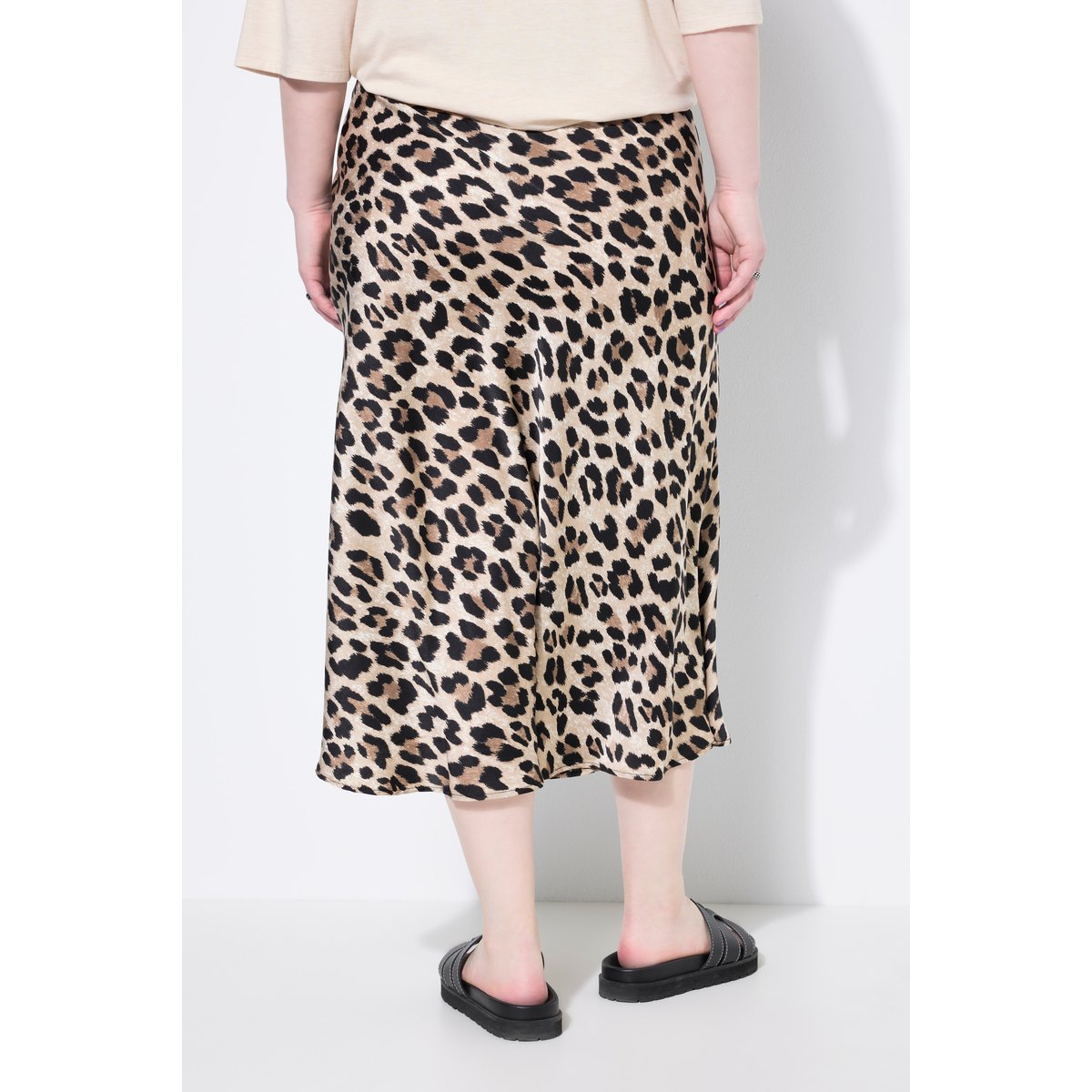 Jupe midi en satin aux reflets scintillants beige clair, STUDIO UNTOLD