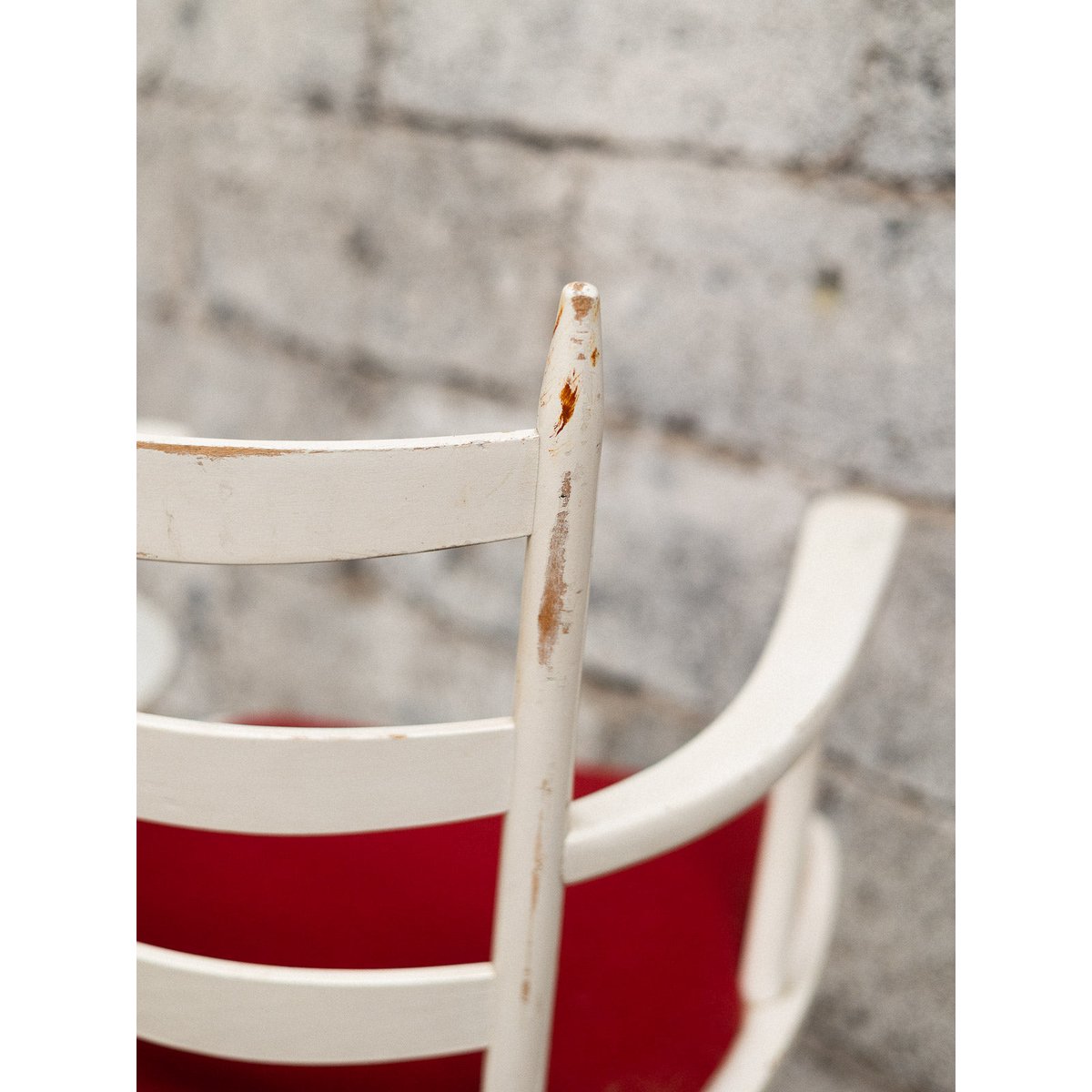 Chaise rouge et blanche Alma N°1724 - Bon état blanc, DEBONGOUT