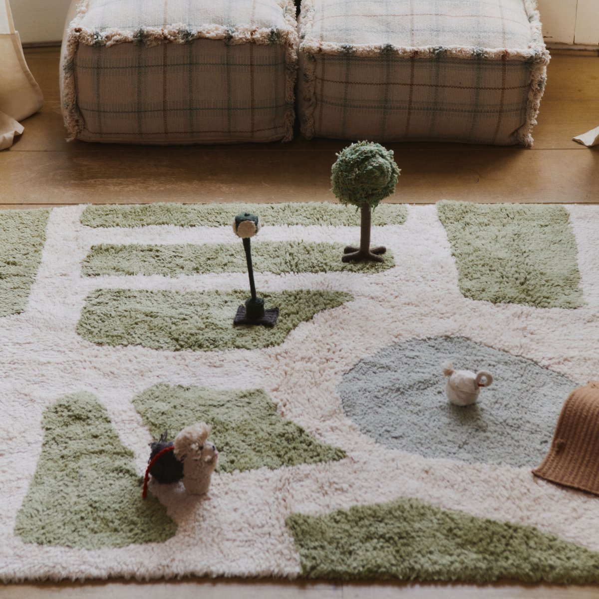Tapis de jeu lavable Hyde Park WOUF WOUF naturel, matcha, sauge bleue, brun terre, yeux verts, LORENA CANALS