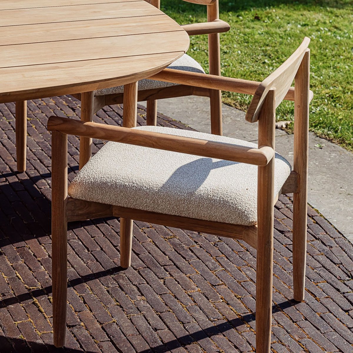 Table de jardin carrée en ciment et teck, TIAGO marron, GESCOVA