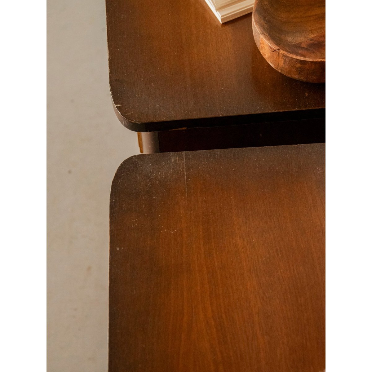 Paire de tables de chevet au placage en bois Maïa N°1577 - Bon état bois foncé, DEBONGOUT