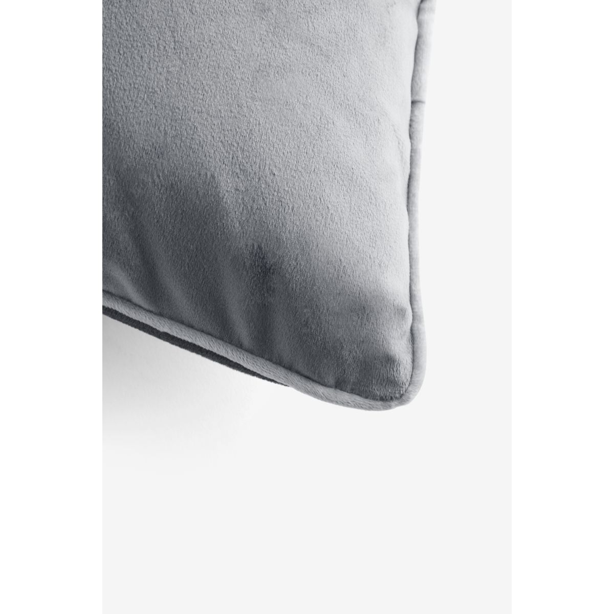 Coussin en velours mat avec liseré contrasté gris, NEXT