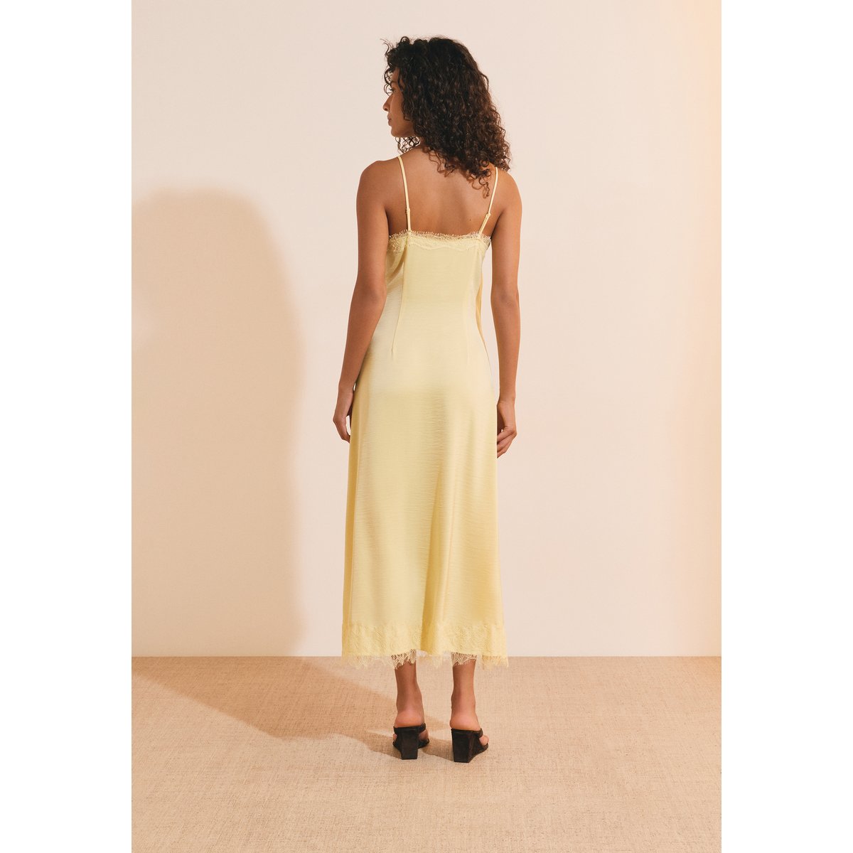 Robe longue à bretelles avec détails dentelle HELENE jaune pale, ETAM