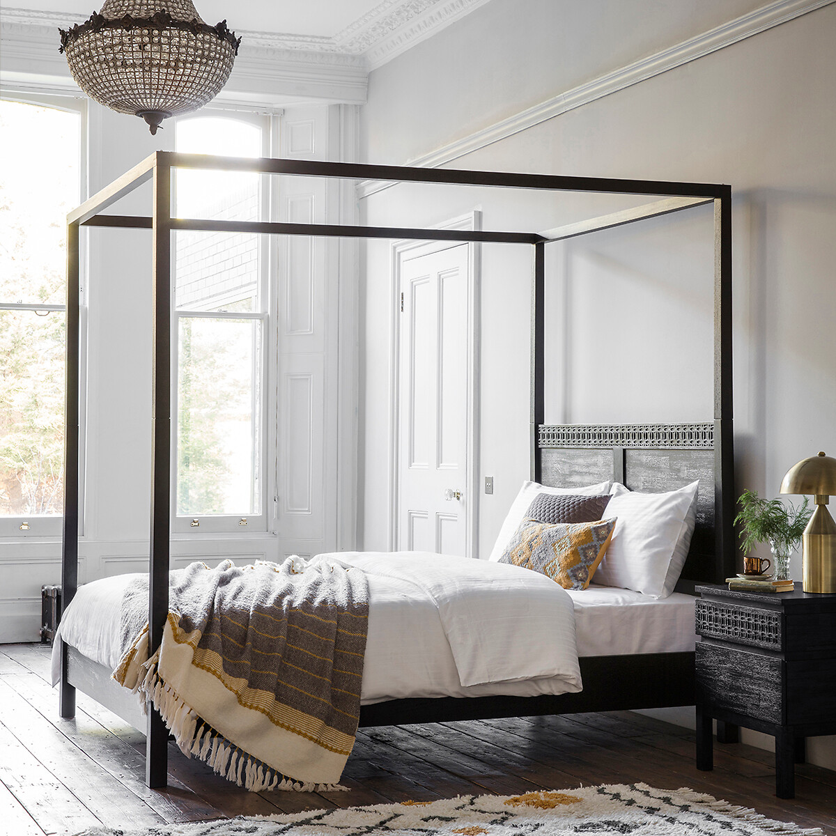 Barauni Boho Carved Wood Canopy Bed black, ÉDITÉ
