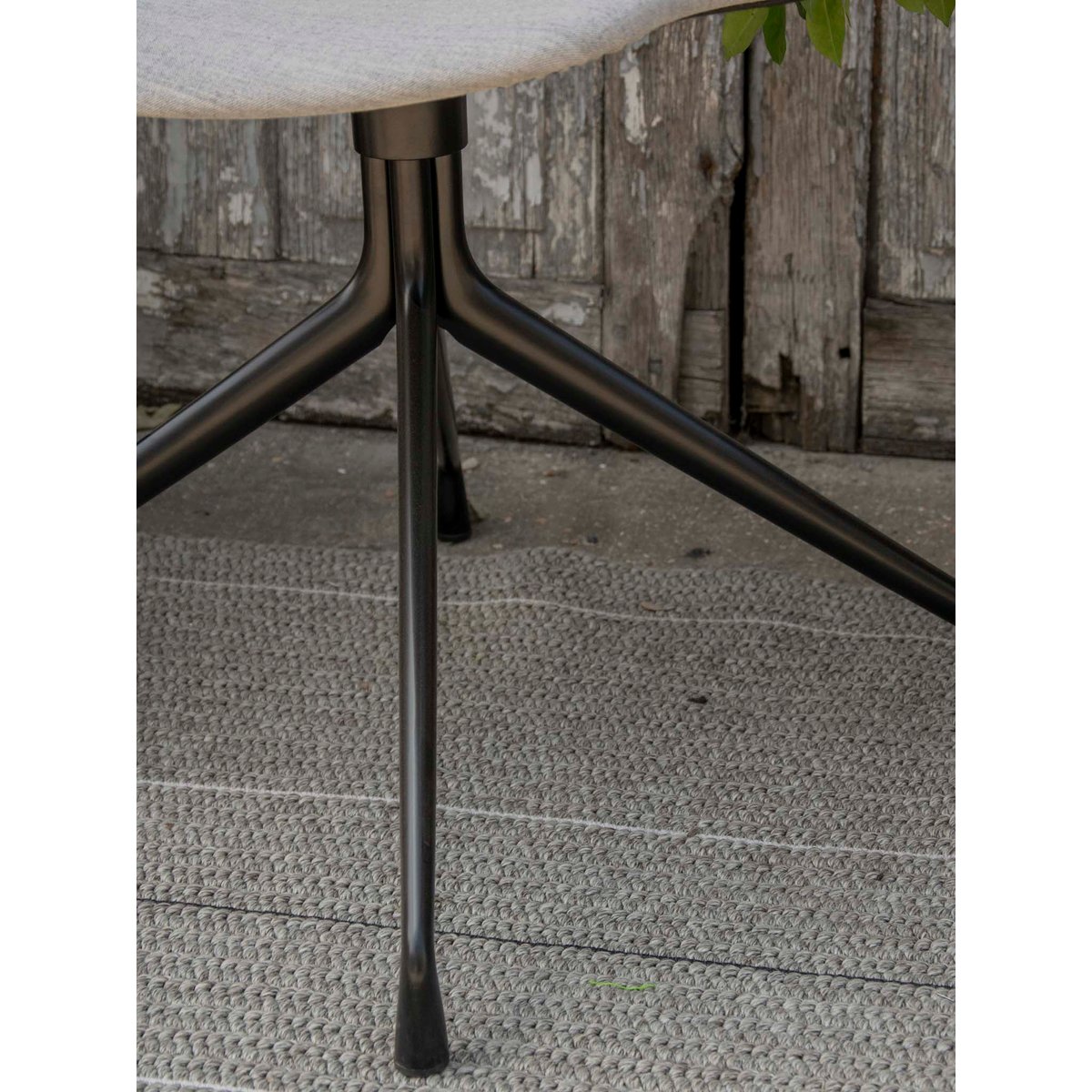 Chaise au design minimaliste Alma N°1759 - Bon état gris, DEBONGOUT