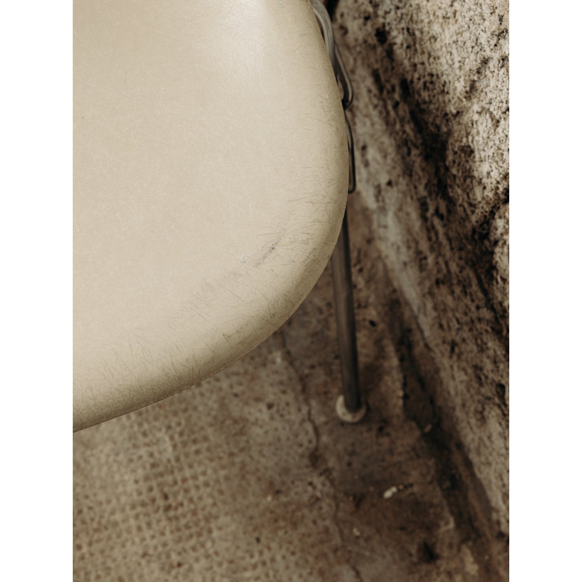 Chaise en métal Diana N°273 - Bon état beige, DEBONGOUT