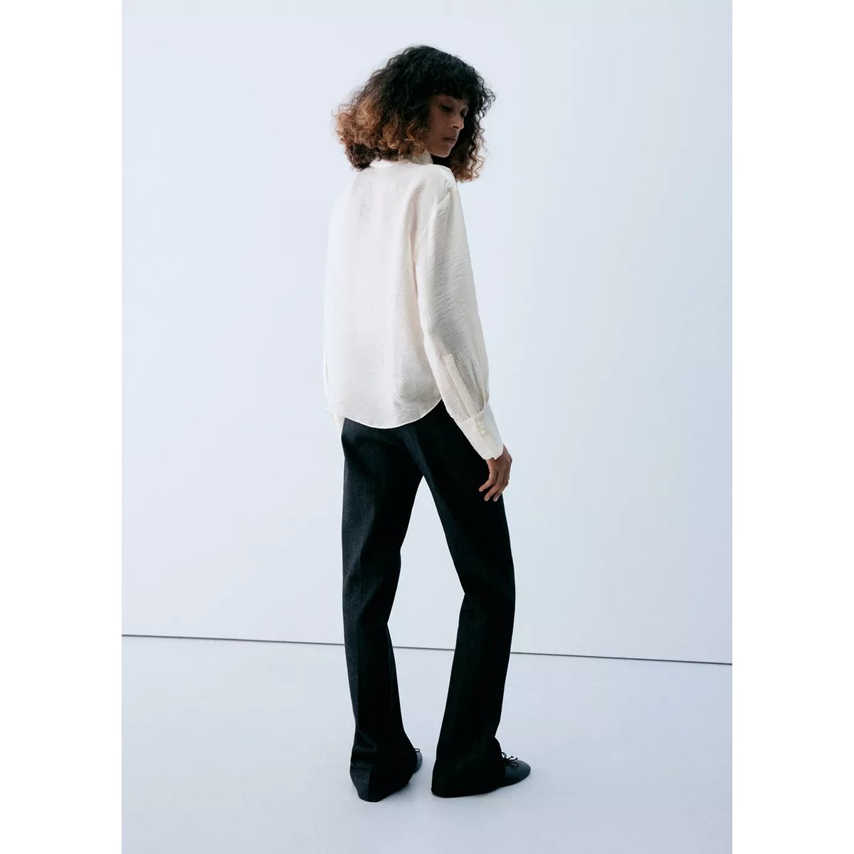 Blouse en lyocell à col montant écru, MANGO