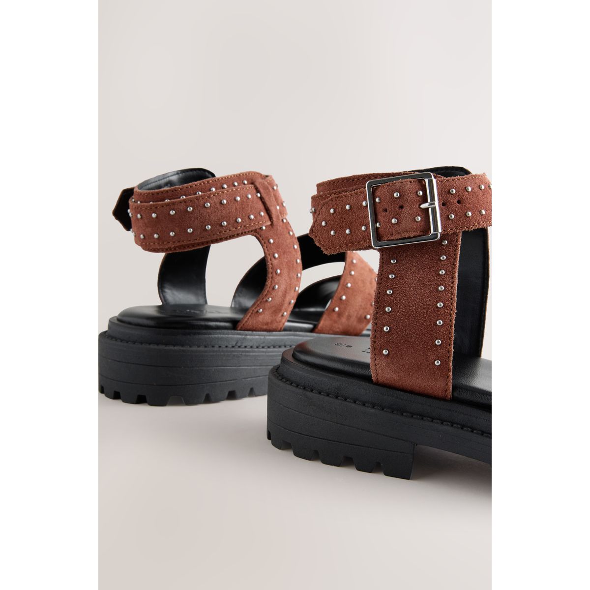 Sandales cloutées à semelle épaisse tan brown suede, NEXT