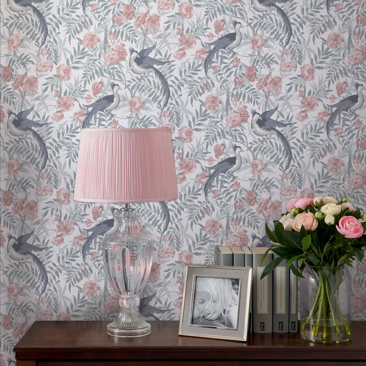 Papier peint Fleurs et oiseaux Osterley wood vert bleuté, corail, blanc grisé, LAURA ASHLEY