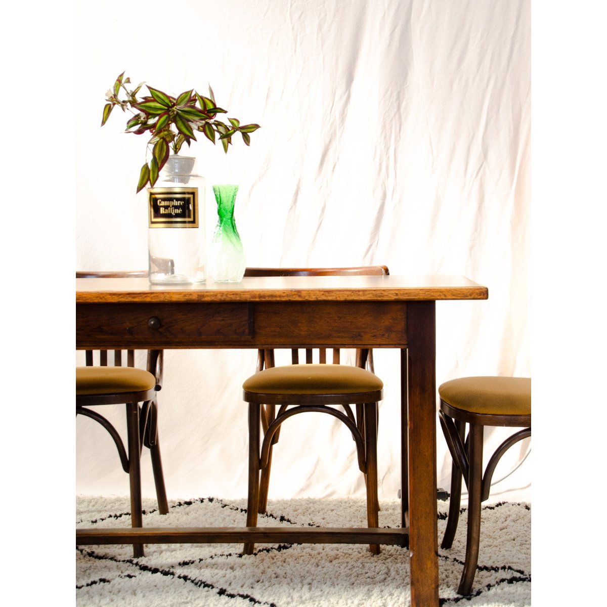 Table à manger en chêne foncé Romy N°1609 - Bon état bois foncé, DEBONGOUT