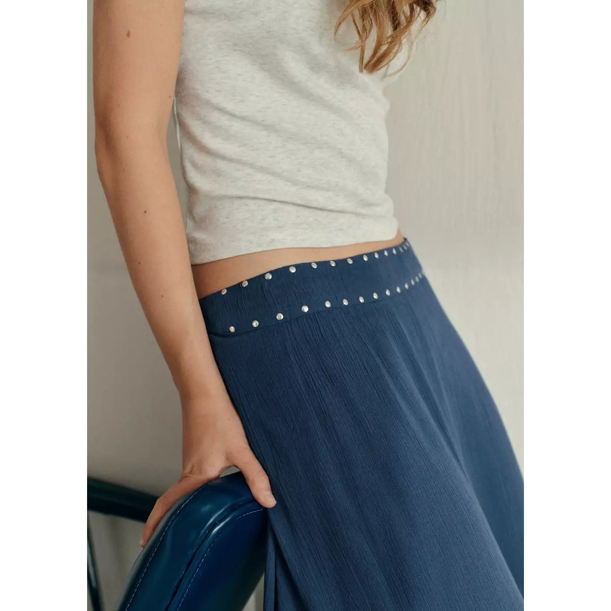 Jupe texturée avec détails de clous bleu pétrole, MANGO TEEN