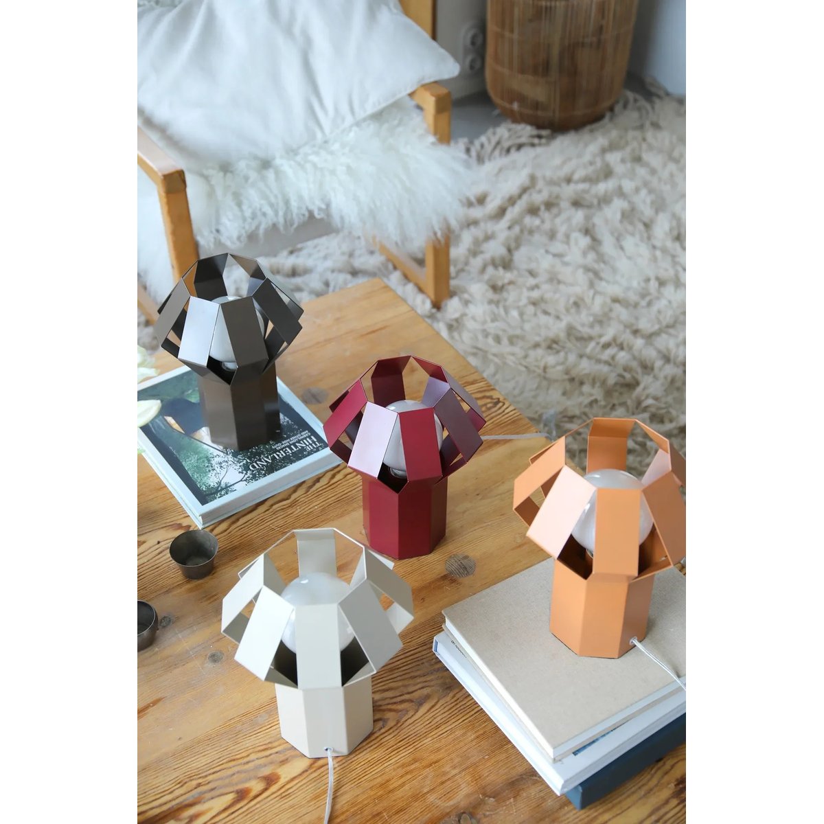 Lampe de table design en métal OCTA rouge, MARKSLOJD