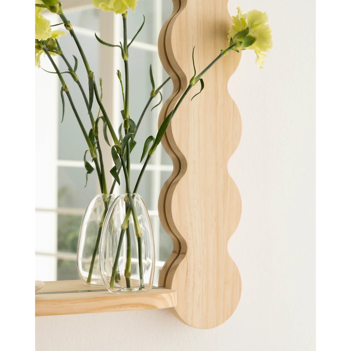 Miroir en pin verni avec étagère 77 cm SALADETA bois clair, NAAN FURNITURE