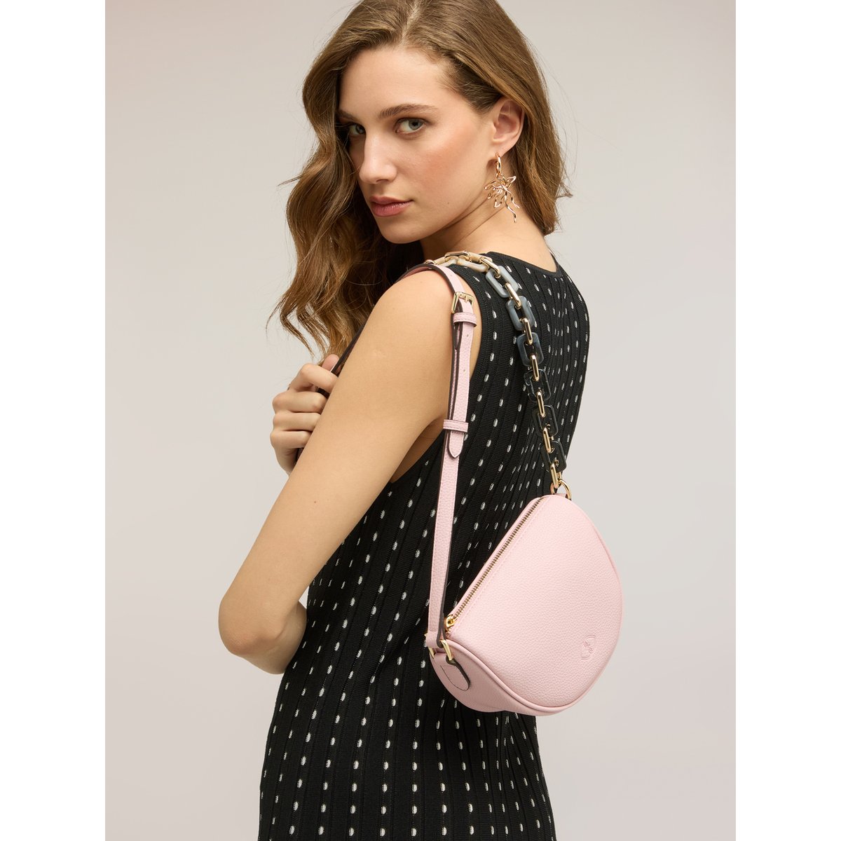 Sac à bandoulière avec détail chaîne rose, MOTIVI